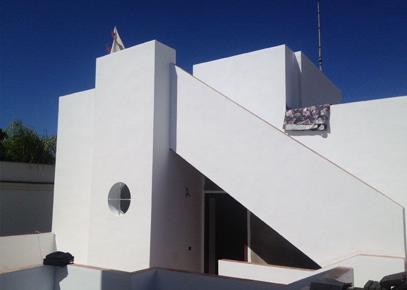 Estudio de Arquitectura T. Antonio Bertón (AB Architects & Partners) casa de paredes blancas